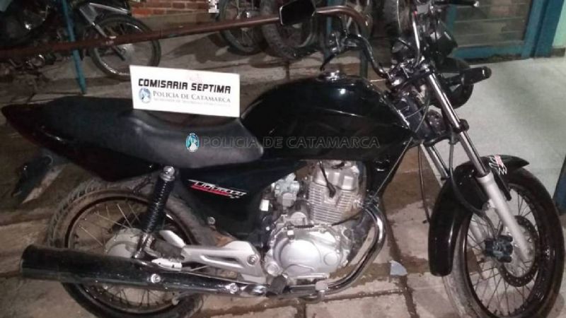 Encontró una moto abandonada en su casa y avisó a la Policía