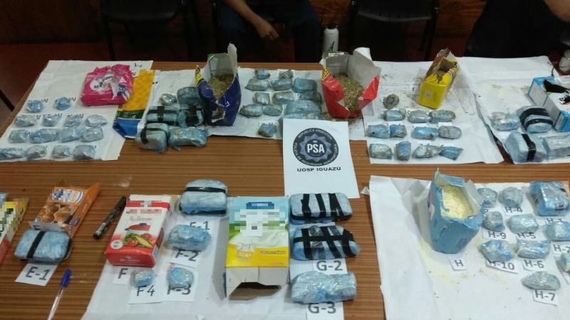 Tres detenidos por una encomienda con más de 4,5 kilos de marihuana
