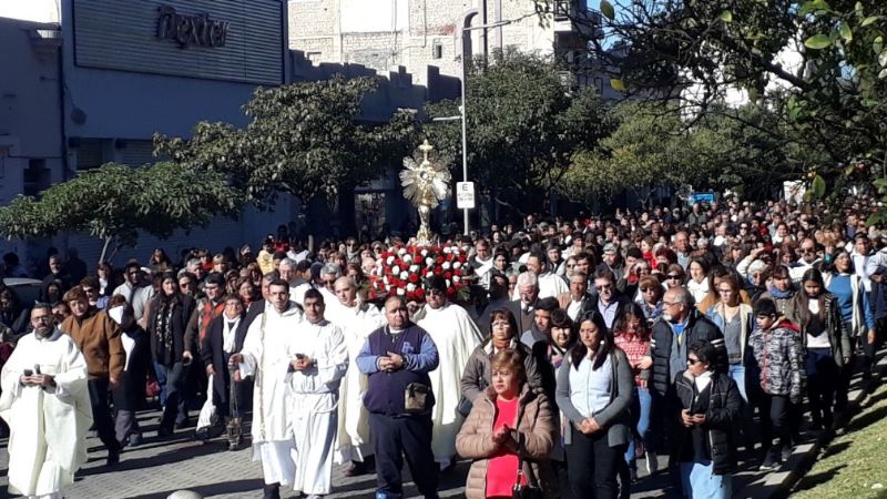 Los catamarqueños expresaron su fe en Jesús presente en la Eucaristía