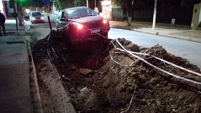 Un auto casi termina en una zanja