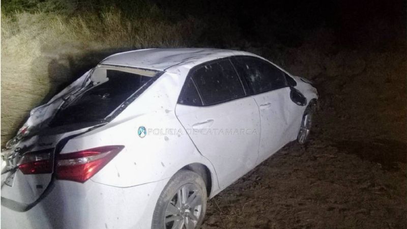 Cordobeses volcaron en la ruta 60