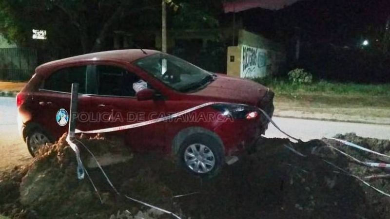 Un auto casi termina en una zanja