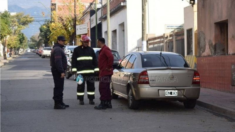 Auto tenía pérdida de gas y debieron intervenir los bomberos