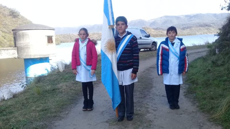 Emotivo acto por el Día de la Bandera en Dique de Ipizca