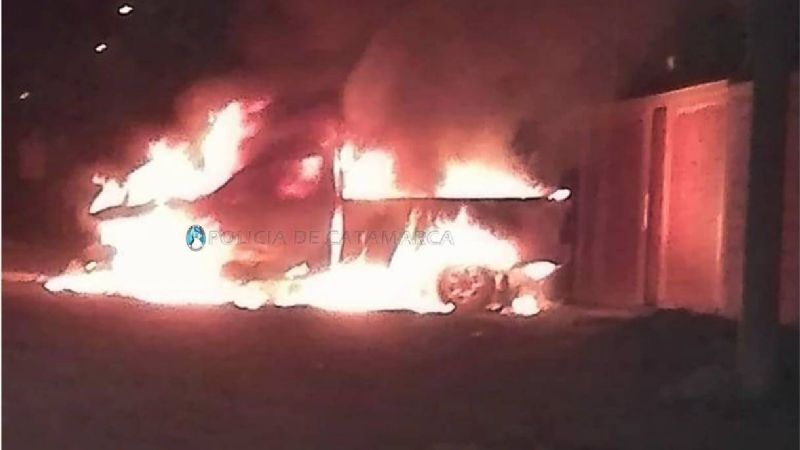 Se prendió fuego una Toyota Hilux y solo quedaron las chapas