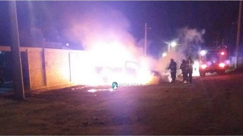 Se prendió fuego una Toyota Hilux y solo quedaron las chapas