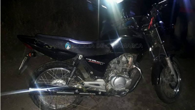 Encuentran en un descampado una moto robada en Capayán