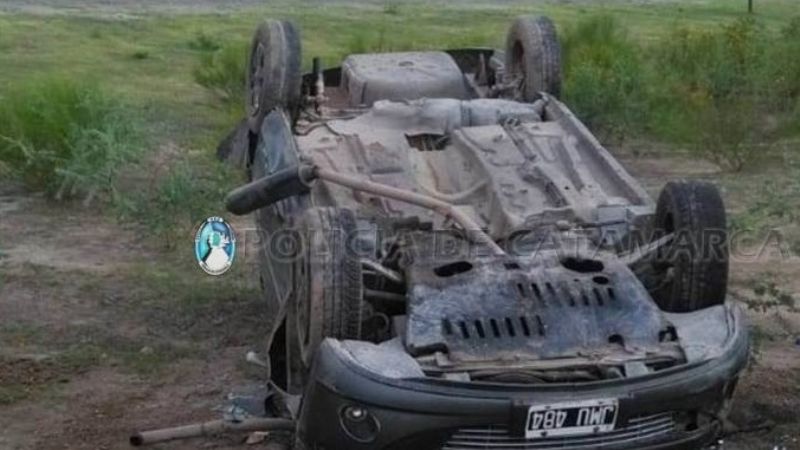 Mujer de La Rioja volcó con su auto en Pomán