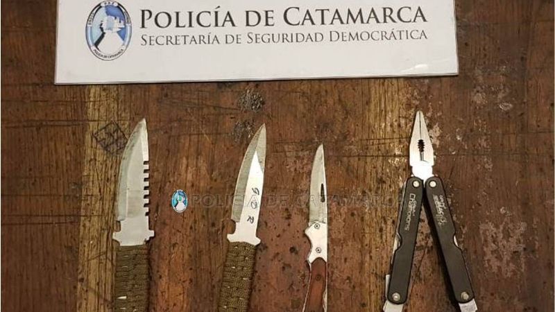 Atrapan a un arrebatador con una navaja y cuchillas