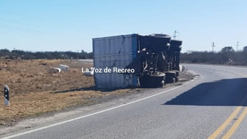 Un camión volcó en la “curva de la muerte” en la ruta 157