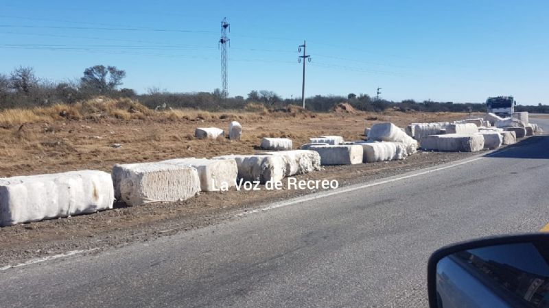 Un camión volcó en la “curva de la muerte” en la ruta 157