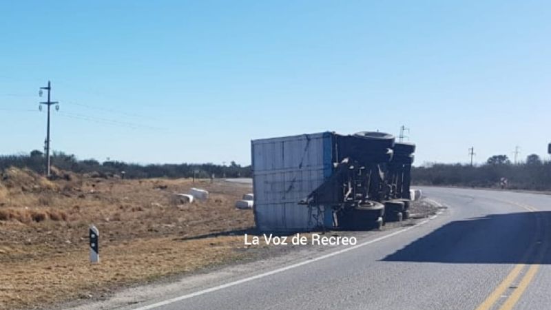 Un camión volcó en la “curva de la muerte” en la ruta 157