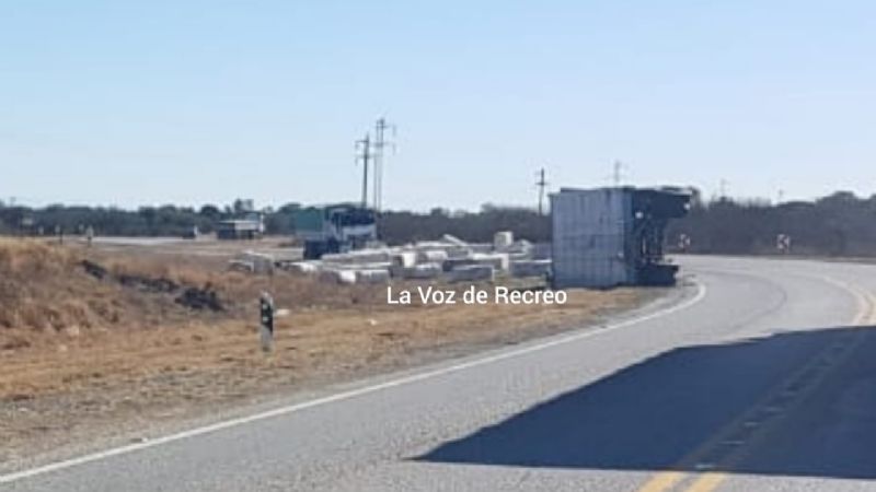 Un camión volcó en la “curva de la muerte” en la ruta 157