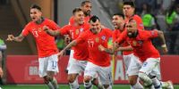 ALEXIS SÁNCHEZ acaba de meter el 5to. penal y Chile festeja el pase a las semifinales.