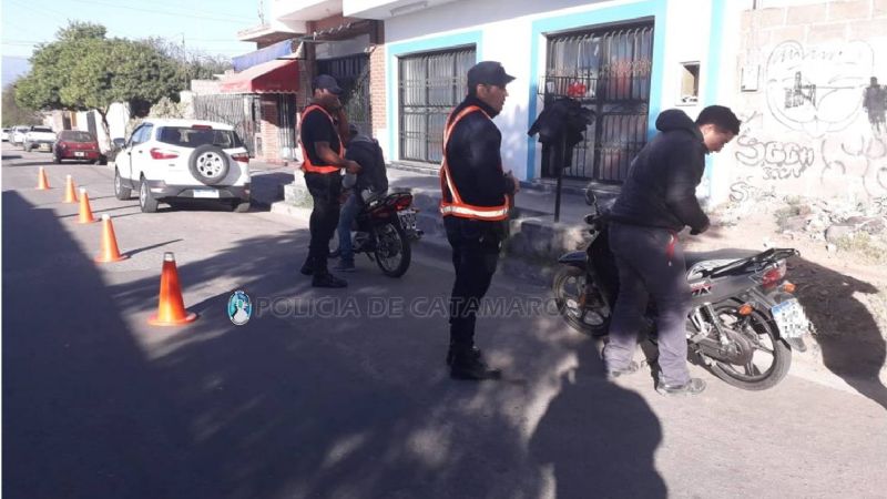Secuestran 65 vehículos y arrestan a cinco personas en operativos