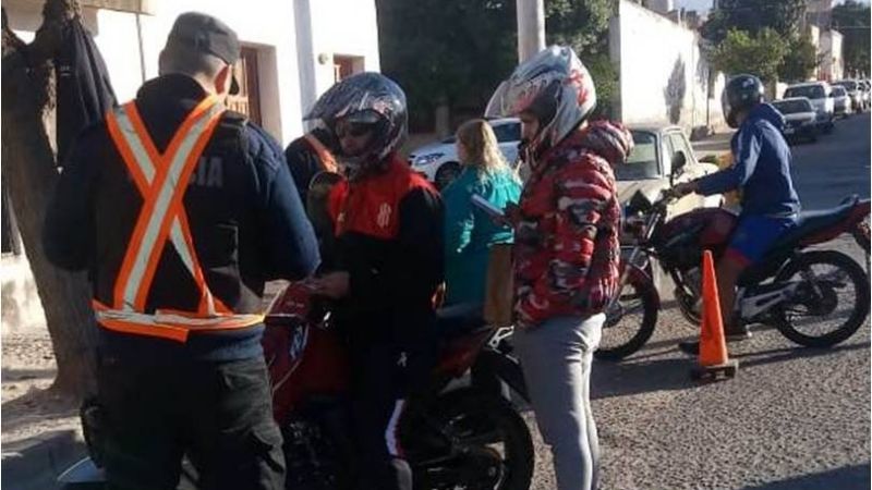 Secuestran 65 vehículos y arrestan a cinco personas en operativos