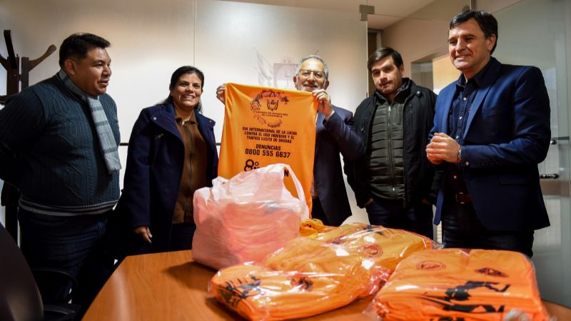 Entrega de camisetas para la 8° Corrida Solidaria