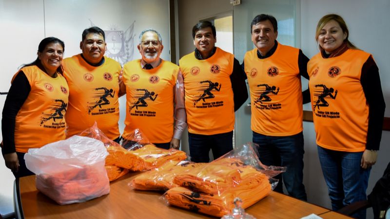 Entrega de camisetas para la 8° Corrida Solidaria