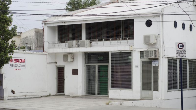 Mujer amenaza con prenderse fuego si no liberan a su hija