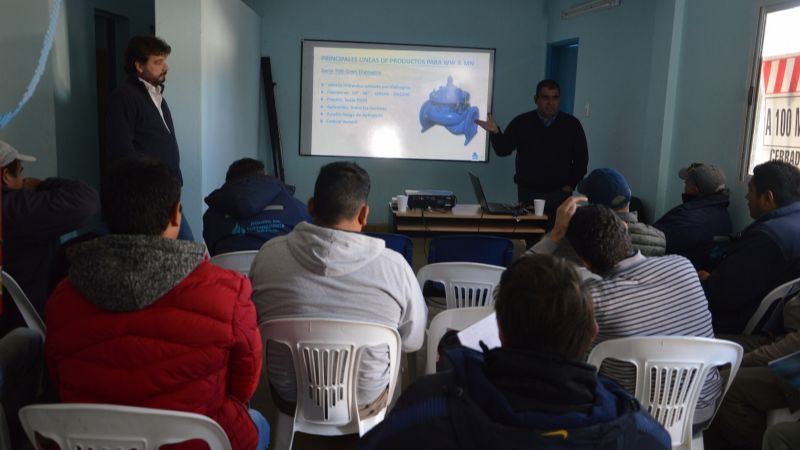 Capacitación sobre regulación de válvulas para operarios de Aguas de Catamarca