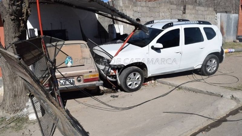 Se saltó el freno de un camión estacionado y provocó un choque en cadena
