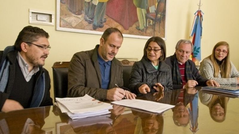 Firman contrato para la construcción de la escuela rural