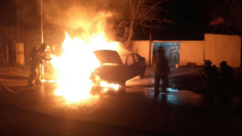 Se prendió fuego un auto que estaba siendo reparado en un taller