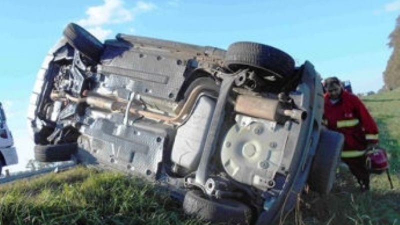 Dos heridos al volcar un auto en Tinogasta