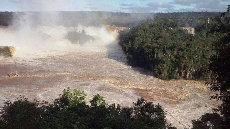 Así de impactante se vio el desborde de las Cataratas