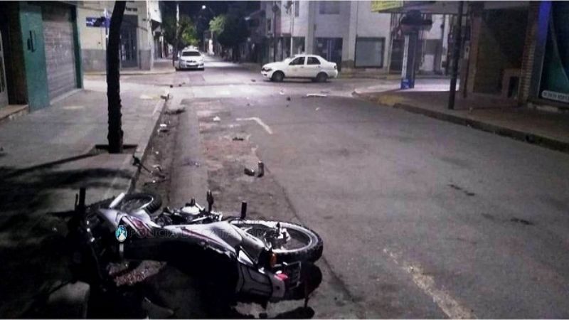Motociclista chocó con un remis en esquina céntrica