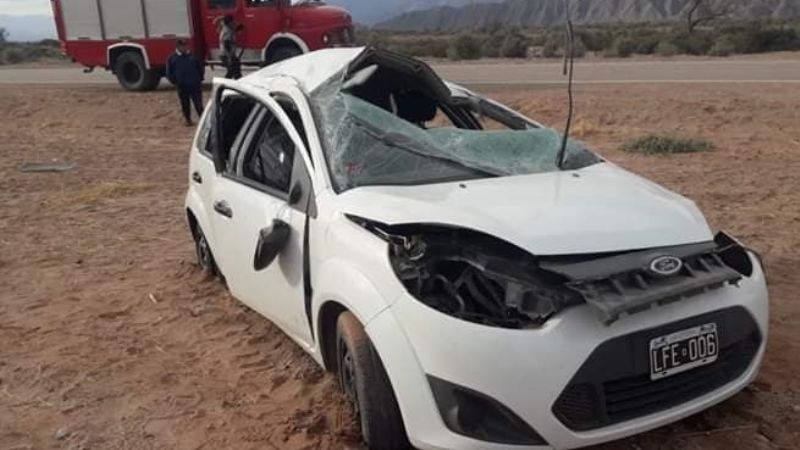Tres heridos tras un grave vuelco en Copacabana