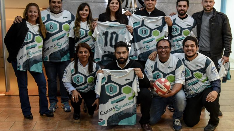 Entrega de indumentaria para las Olimpiadas Interadministrativas