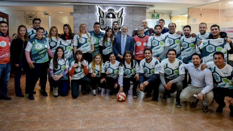 Entrega de indumentaria para las Olimpiadas Interadministrativas