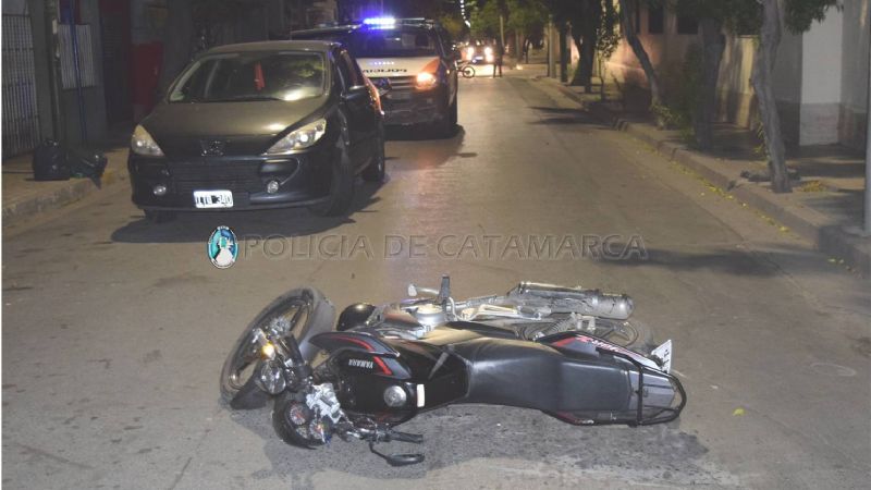 Abrió la puerta del auto y una mujer la chocó con su moto