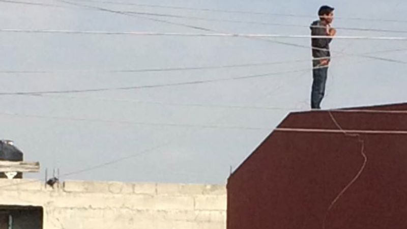 Golpeó a su hermana, subió al techo con un cuchillo y amenazó con quitarse la vida