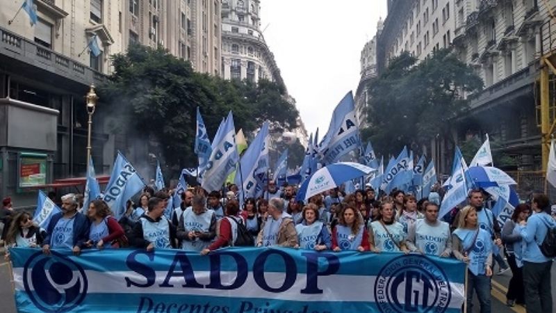 SADOP apura y firma 65% de aumento para docentes extraprogramáticos