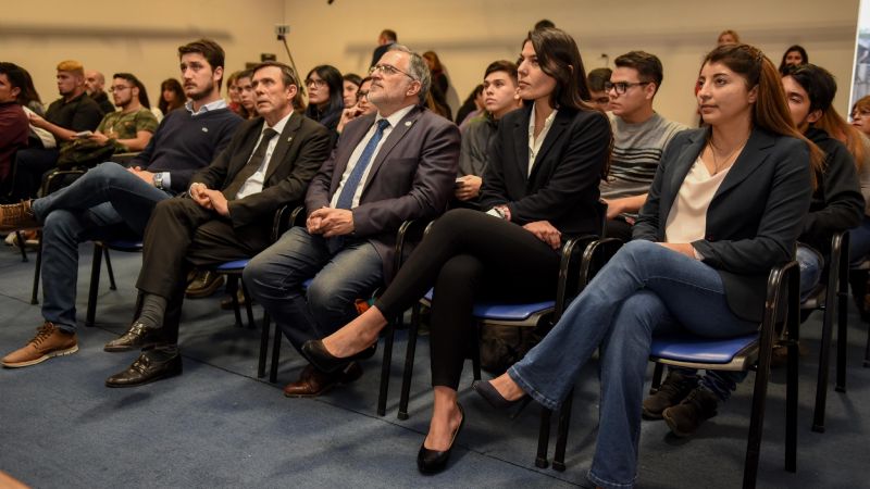 Debate sobre el desafío digital y la perspectiva de género en los medios