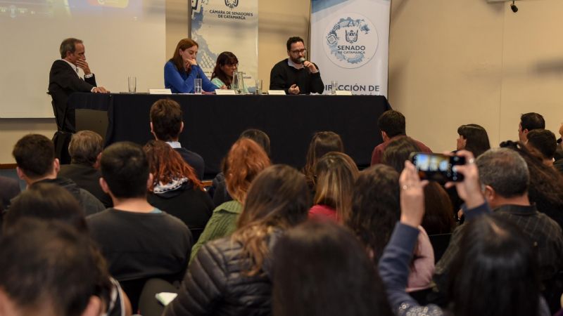 Debate sobre el desafío digital y la perspectiva de género en los medios