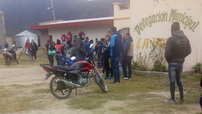 Horas de espera de becados para cobrar y no hay señales