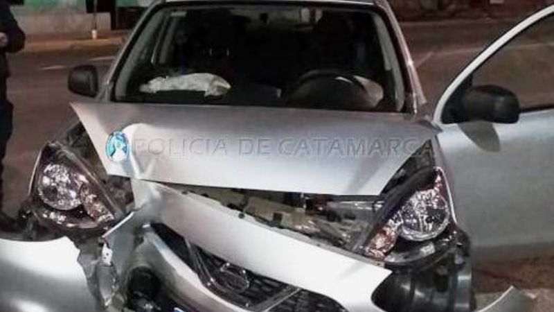 Mujer recibió atención del SAME tras chocar su auto contra un poste