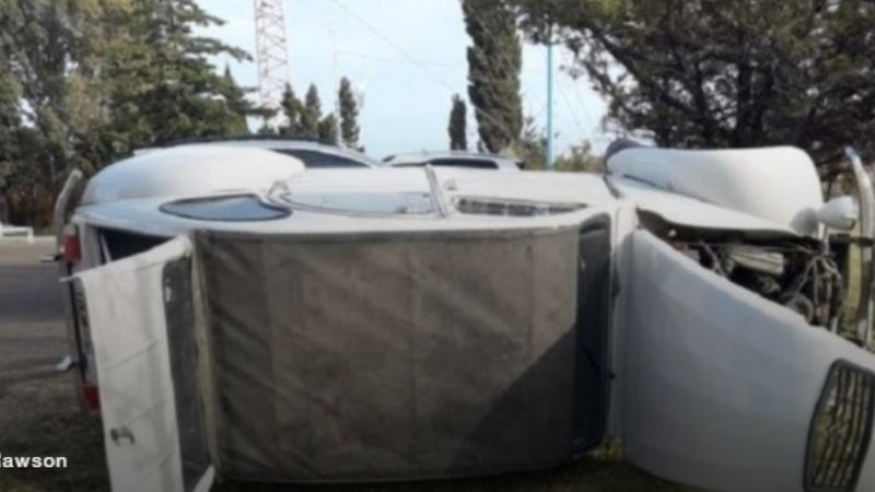 Se peleó con su jefe y le dio vuelta el auto con las manos