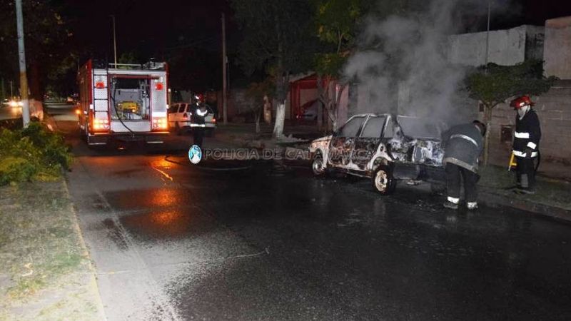Se prendió fuego un auto y no quedó nada