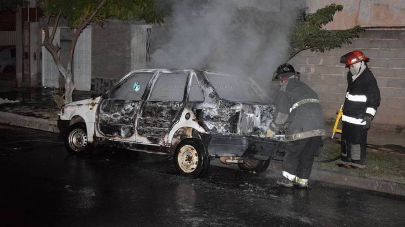 Se prendió fuego un auto y no quedó nada