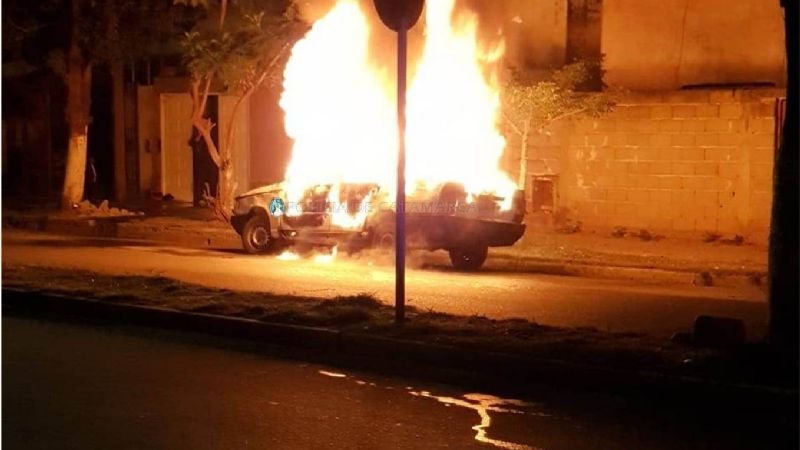 Se prendió fuego un auto y no quedó nada