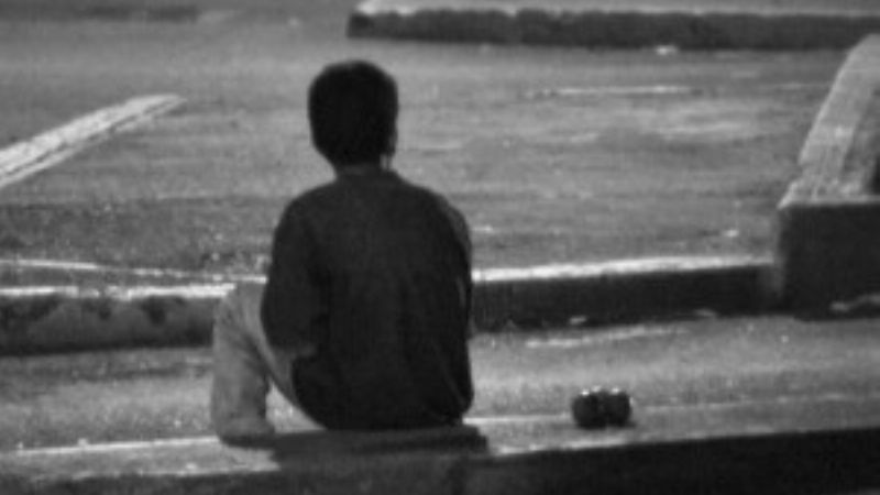 Encuentran a un adolescente y una niña descalzos en la calle