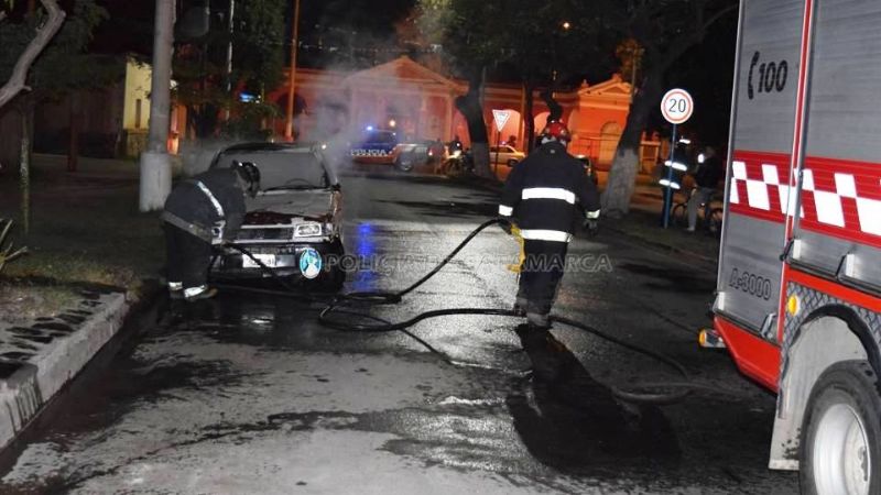 Se prendió fuego un auto y no quedó nada