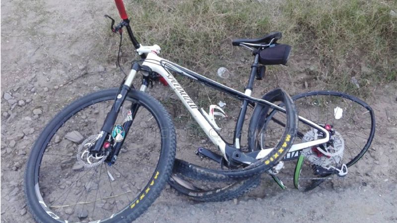 Una moto impactó a dos bicicletas y tres personas terminaron heridas