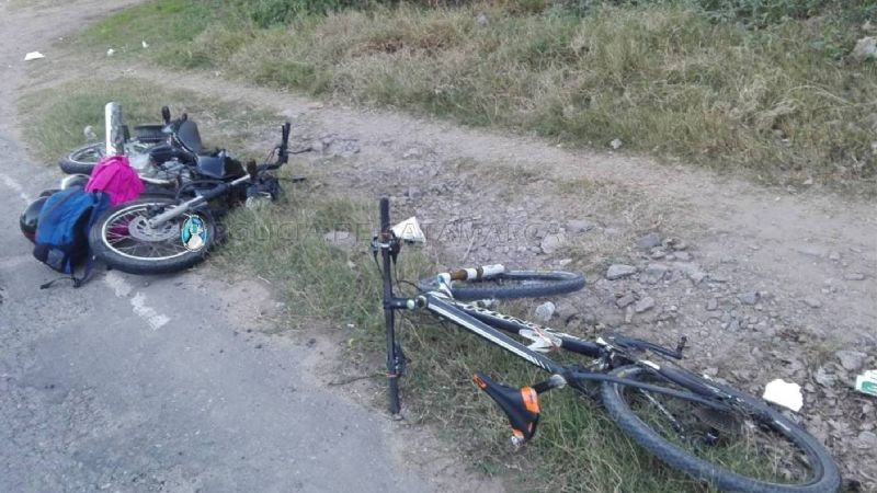 Una moto impactó a dos bicicletas y tres personas terminaron heridas