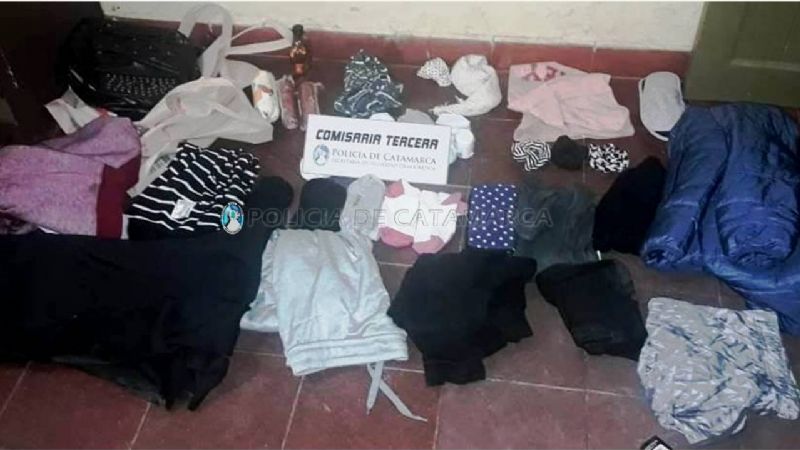 Robaron en banda alimentos y ropa de un supermercado