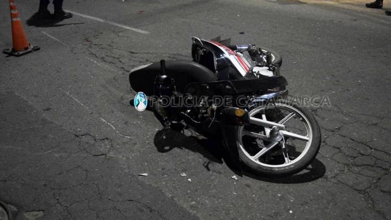 Motociclista se estrelló contra una ambulancia que frenó de golpe